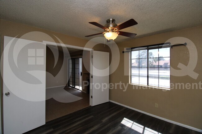 Building Photo - 533 W Guadalupe Rd