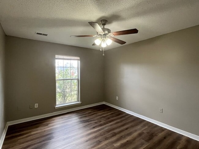 Building Photo - Renovated 4 Bedroom 2 Bath Home with 2 Car Garage for Rent!