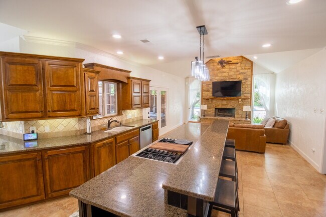 Building Photo - Luxury Living in Preston Manor