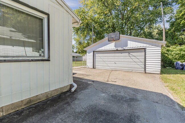 2 Car Garage - 1409 N Goodwin Ave