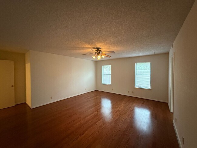 Building Photo - NEAR GOLF COURSE - WELL ESTABLISHED SPICEW...