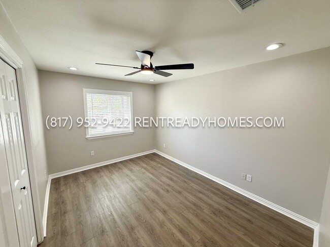 Building Photo - 913 Harrison Dr