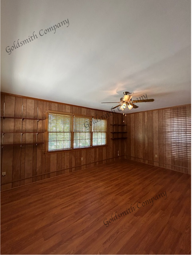 Building Photo - 2 Woodfern Cir