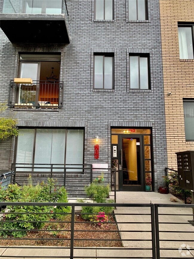 Building Photo - 813 Jefferson Ave