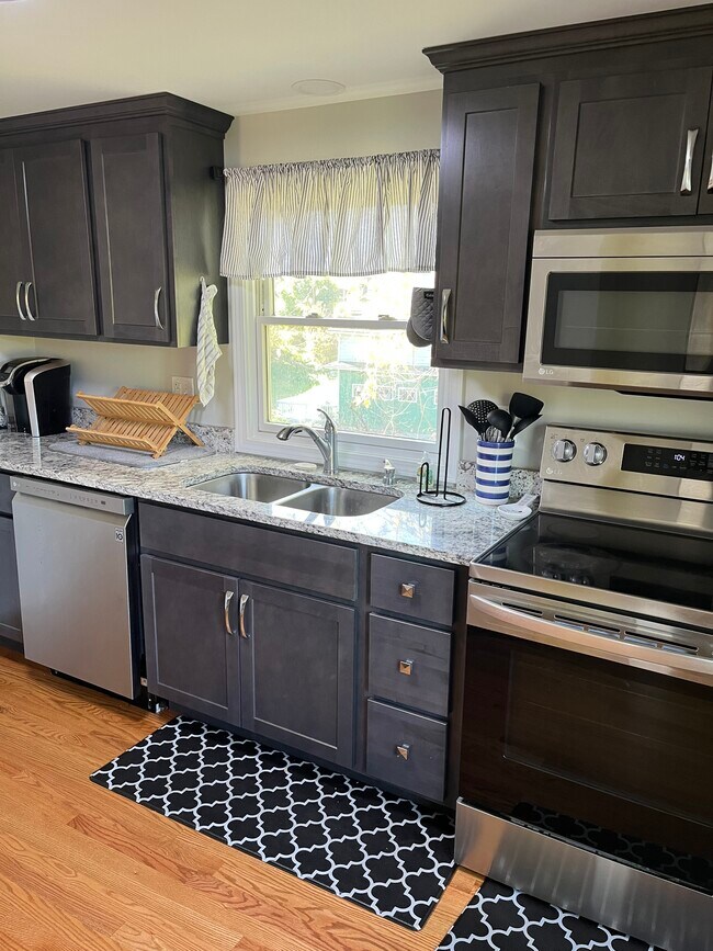 Building Photo - 32 Pine Grove Ave