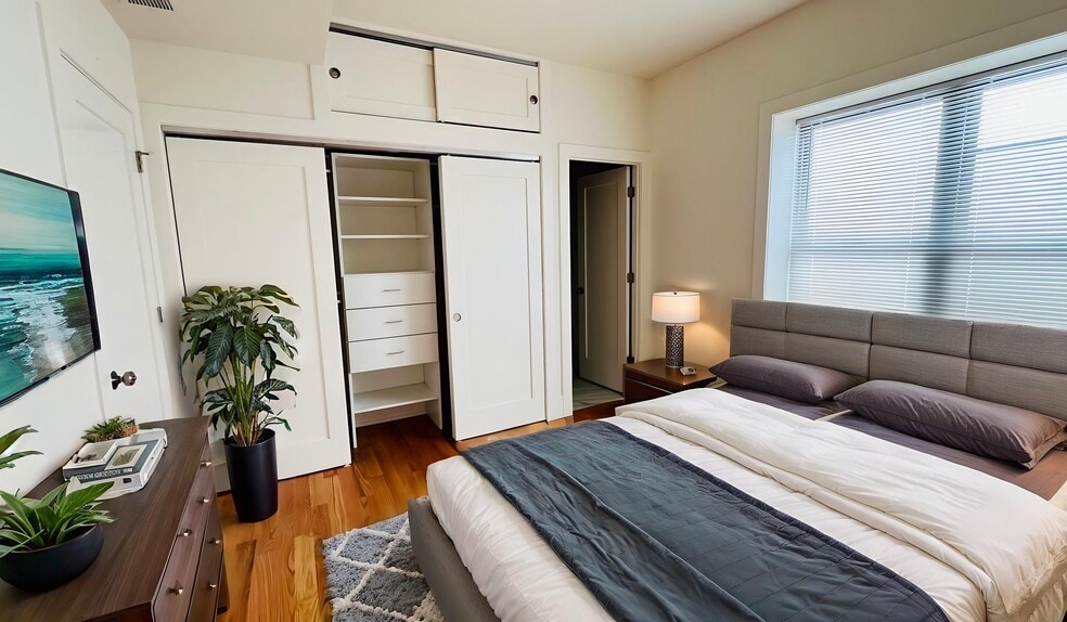 Building Photo - 652 W Gordon Ter