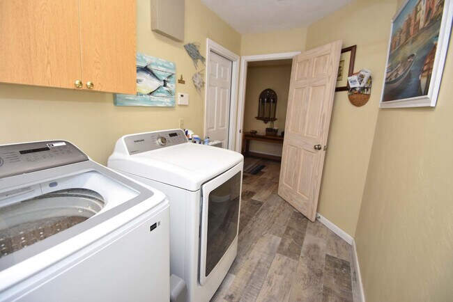 Building Photo - 3 Cherokee Ct W