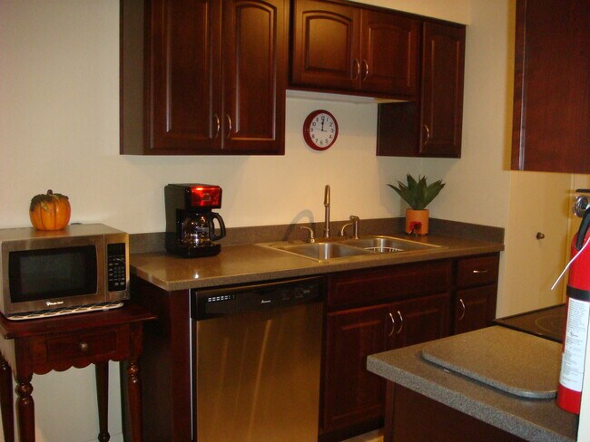 Building Photo - 3357 N Country Club Rd