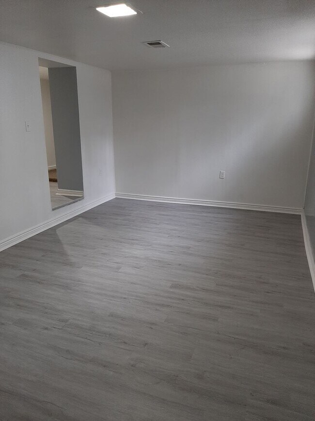 Building Photo - (2006 7th Avenue)