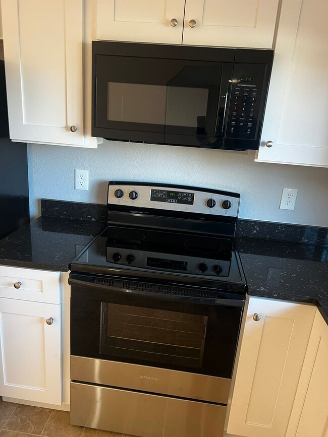 Building Photo - New carpet, kitchen, appliances, paint! Great neighborhood.