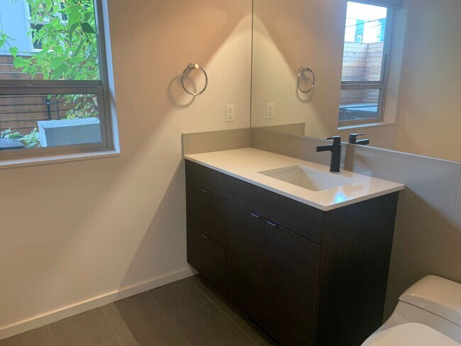 Building Photo - High End Madison Valley Row House !