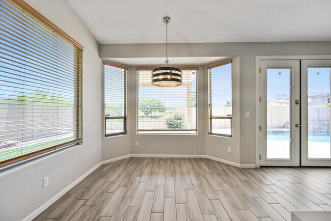 Building Photo - 6937 E Paradise Ln