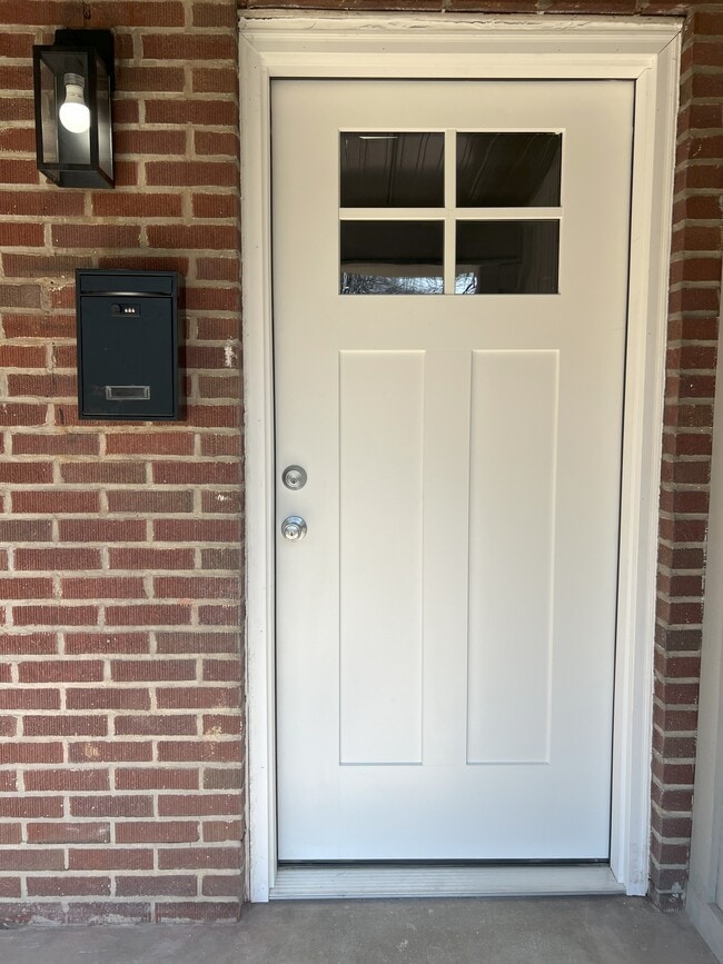 Building Photo - 706 W State St