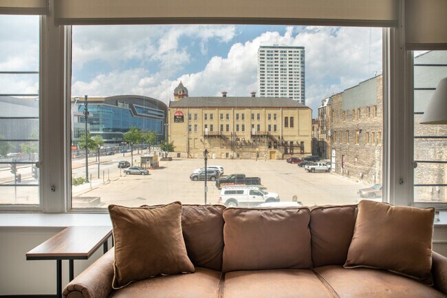 Building Photo - 333 W State St