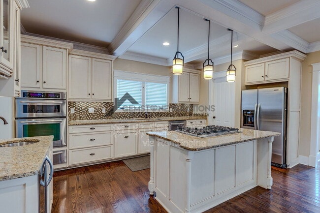 Building Photo - 210 38th Ave N