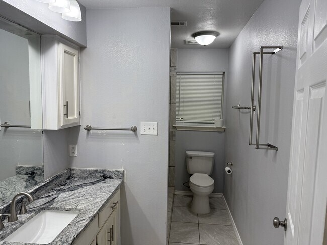 Building Photo - 3601 Oakwood Dr