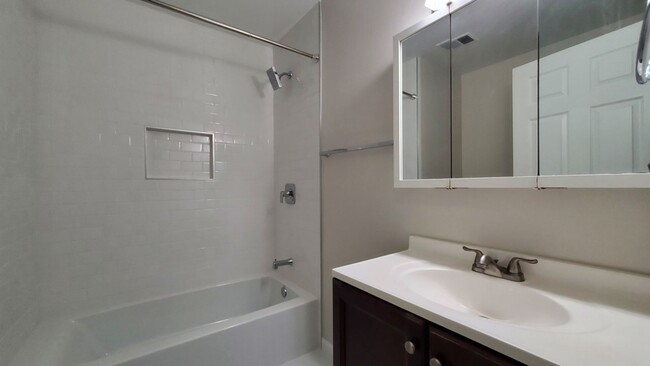 Building Photo - Beautifully Renovated 2 Bedroom, 2 Full Ba...