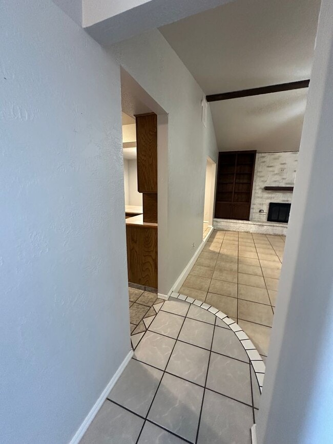 Building Photo - 312 S Avery Dr