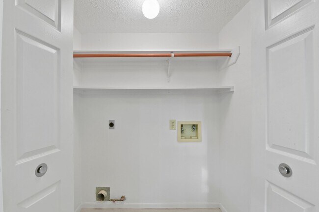 Building Photo - Freshly Painted Beauty with Spacious Outdo...