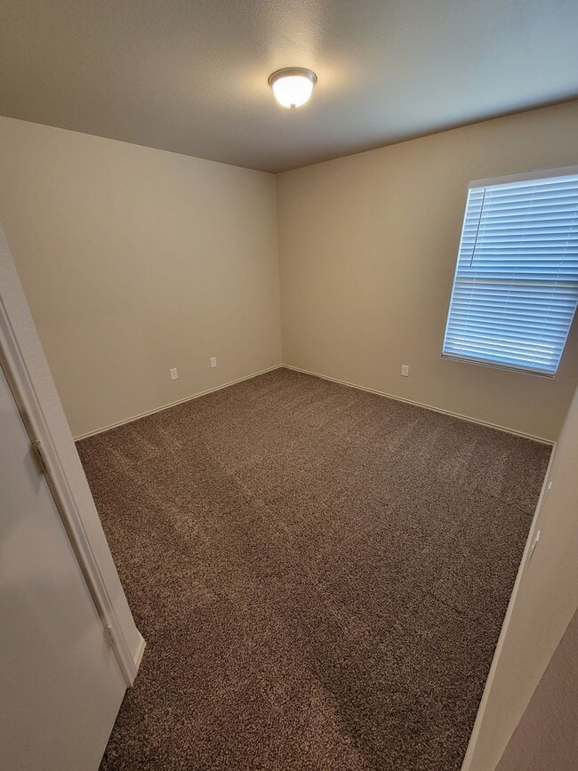 Building Photo - Bryan -3 bedroom / 2 bath / 2 car garage / Large fenced in back yard.