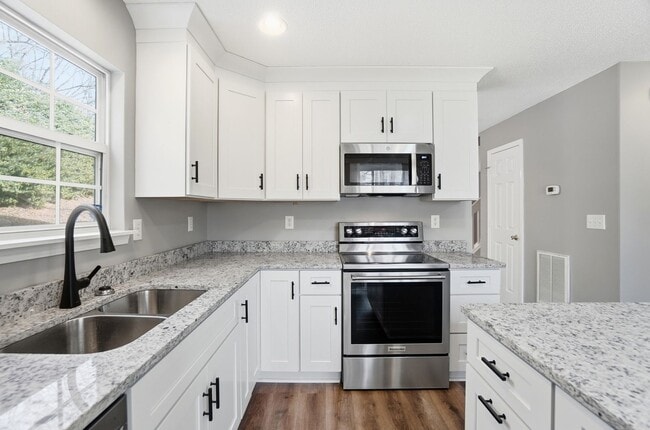 Building Photo - 2 Bedroom End Unit Townhome in University Heights!