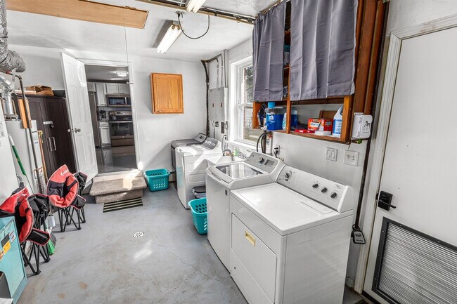 Building Photo - 8254 Mary Ann Ave