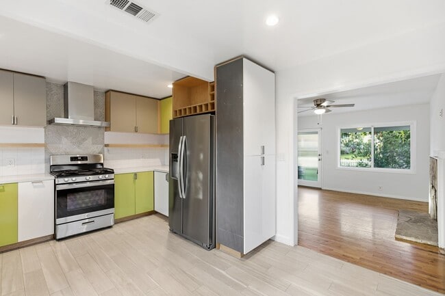 Building Photo - Beautiful 3 Bed + 2 Bath House + Front & Back Yard, Garage, Driveway