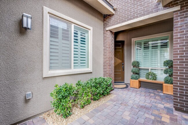 Building Photo - Stunning 5Bed/4.5 Bath home located in a prestigious guard gated community in Summerlin