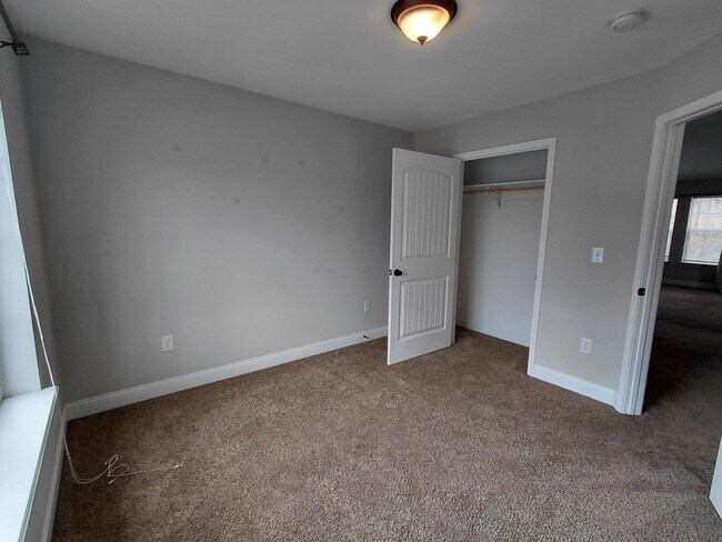 Building Photo - 137 Creek View Dr