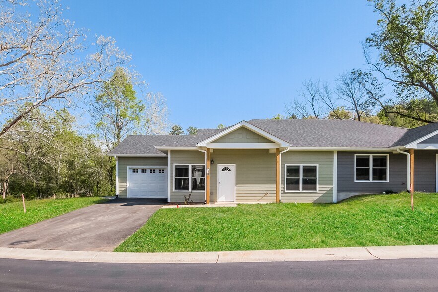 Primary Photo - 213 Sycamore Cv Rd