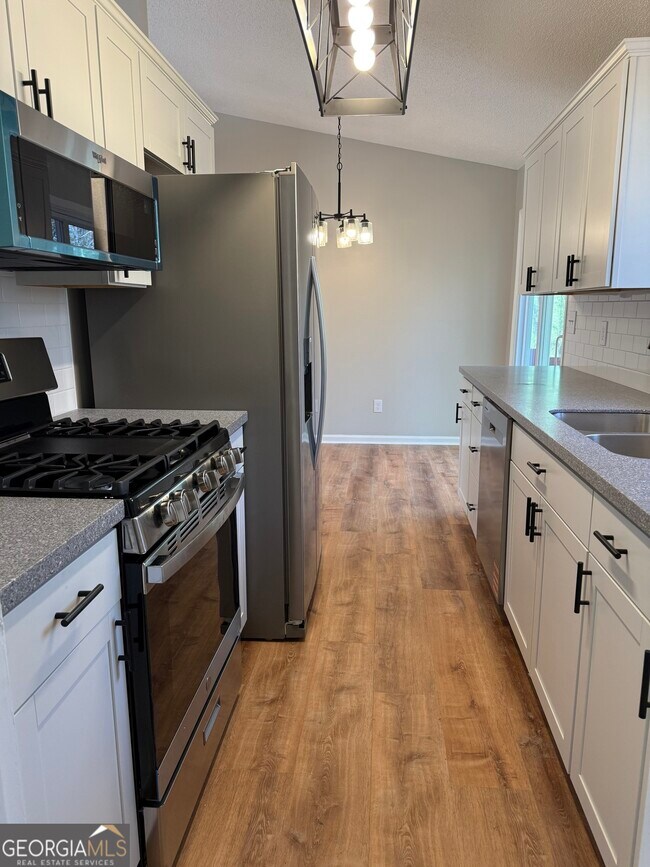 Building Photo - 115 E Greenwood Dr