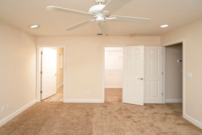 Building Photo - 4040 Red Pine Ln