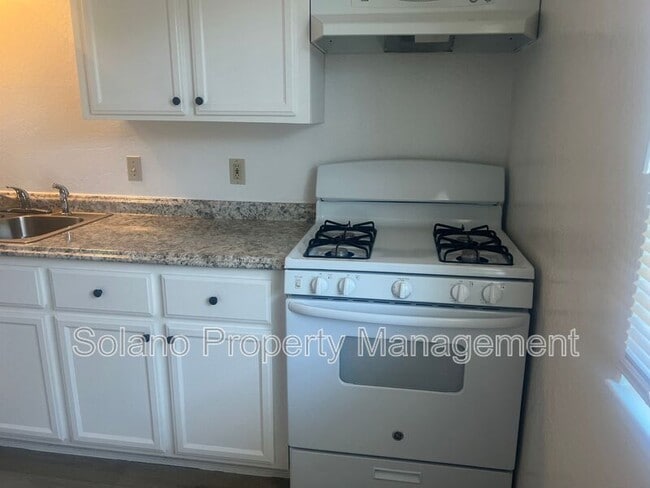 Building Photo - 1104 School St