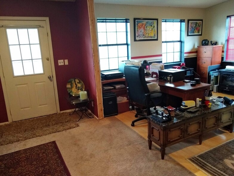 Family room - 2620 Moody Ave