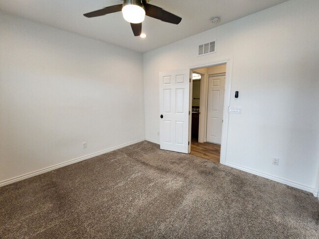 Building Photo - Single Story with Casita