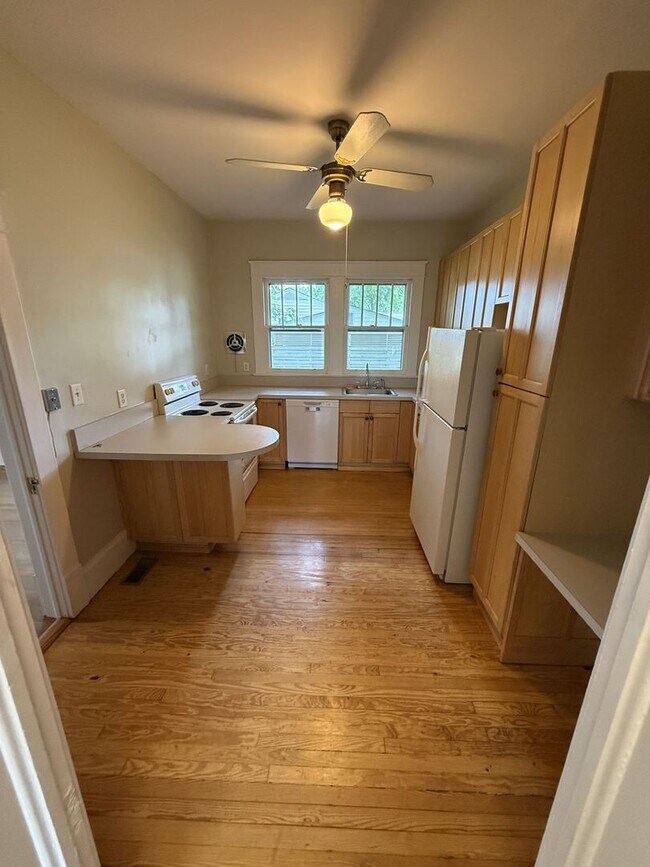 Building Photo - 2 Bedroom 1 Bathroom Home!
