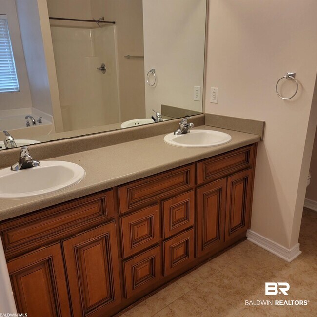 Building Photo - 1701 Woodbridge Cir E