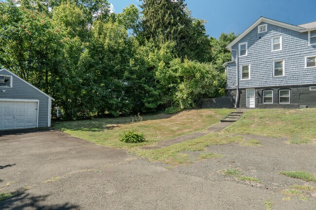 Building Photo - 33 Evergreen Ave