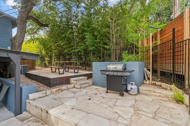 Building Photo - 1501 Rockdale Cir