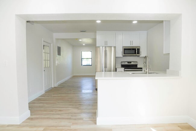 Building Photo - 924 NW 11th Ct