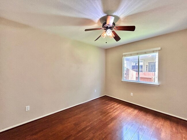 Building Photo - Beautiful & Spacious 3BR/2.5BA One-Level H...