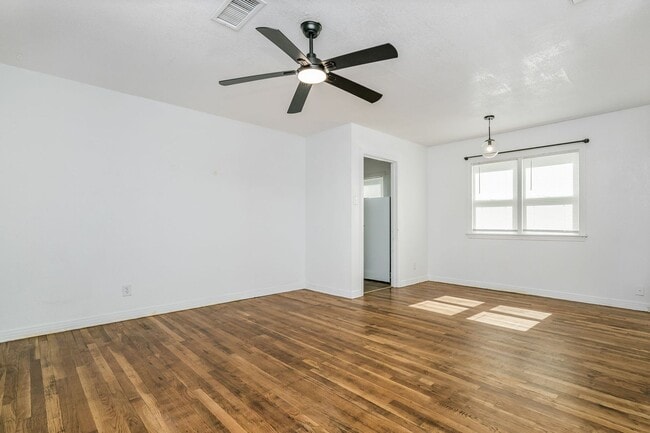 Building Photo - Two bedroom house for lease