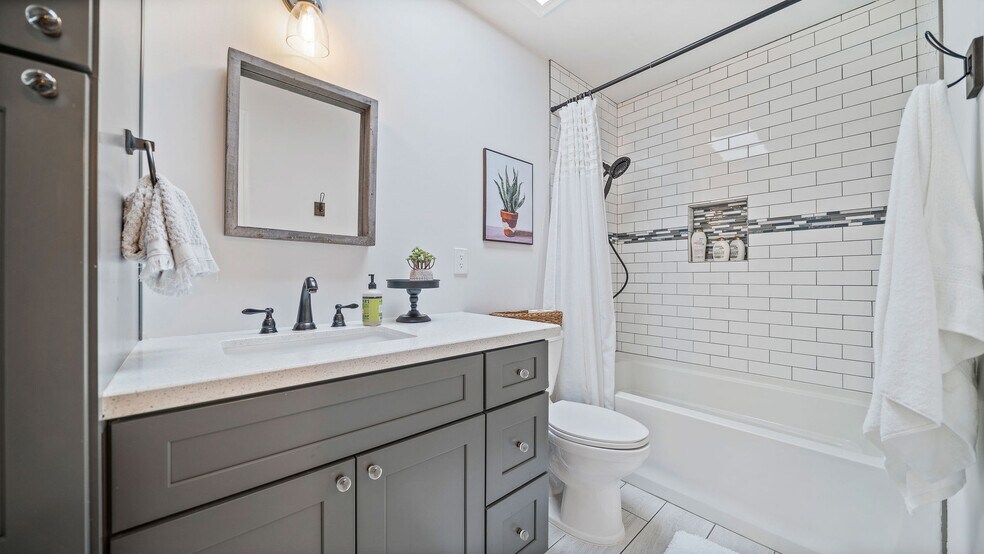 Building Photo - 8035 E Earll Dr