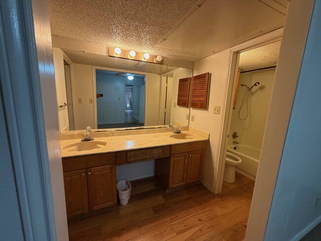 Building Photo - Cozy 1BD Condo in Richardson ISD with Fireplace & Amenities