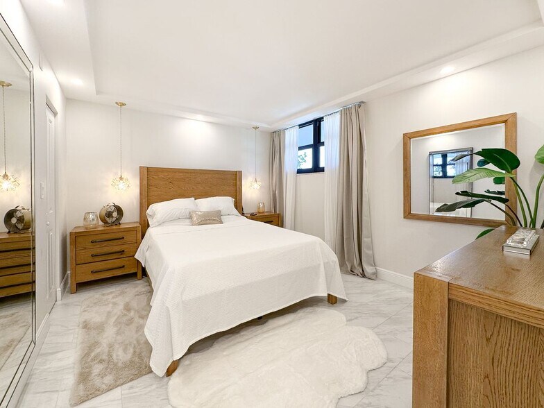 Building Photo - 4800 Bayview Dr