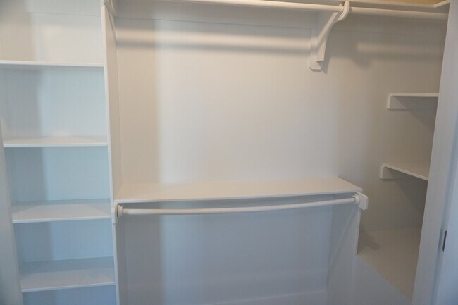 Building Photo - 3BR/3.5BA End Unit Townhome in Summerwalk!  $2,975/month - Pet friendly*