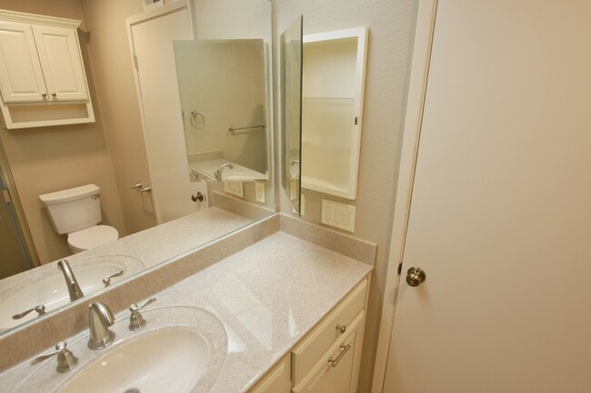 Building Photo - Updated 4 Bedroom, 2.5 Bathroom Townhouse in North San Jose