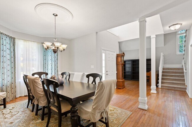 Building Photo - 5BR/3BA with Fresh Paint and New Carpet in...