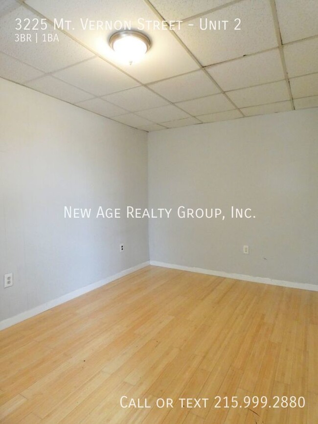 Building Photo - Spacious bi-level apartment available!