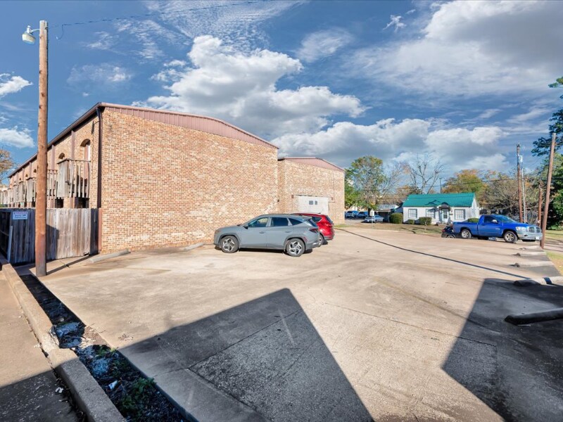 Building Photo - 208 E Starr Ave